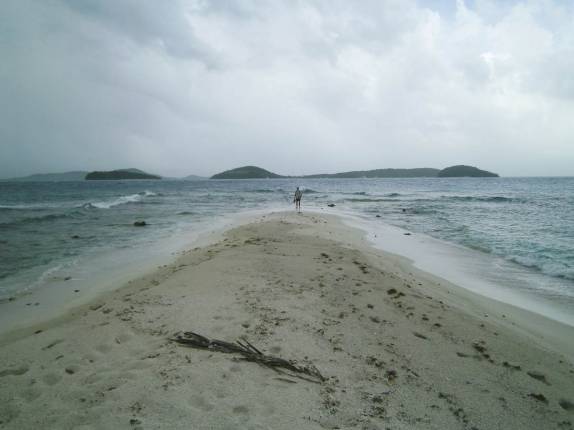 Praia paradisíaca em manhã nublada em Tobago Cays, no sul de São Vicente e Granadinas, no Caribe